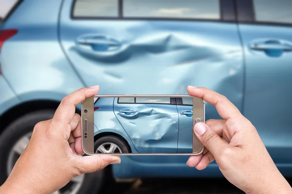 Hand av kvinna med smartphone och ta foto av bilolycka — Stockfoto