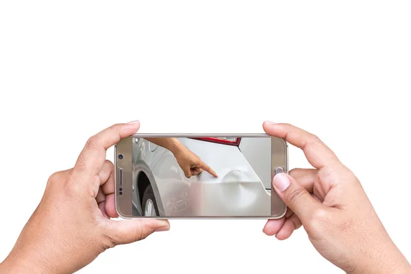 Mano della donna che tiene smartphone e scattare foto di incidente stradale — Foto Stock