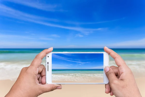 Mano de mujer sosteniendo el teléfono inteligente y tomar una foto de la vista —  Fotos de Stock