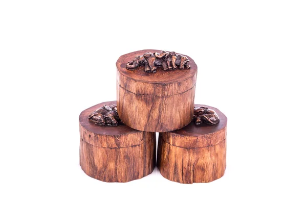 Tradicional caja de madera estilo tailandés con talla de elefante en la parte superior i — Foto de Stock