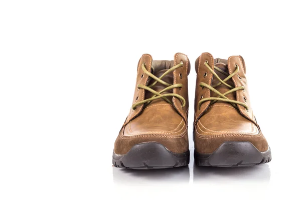 Новая коричневая кожа обувь изолированы на белом фоне — стоковое фото