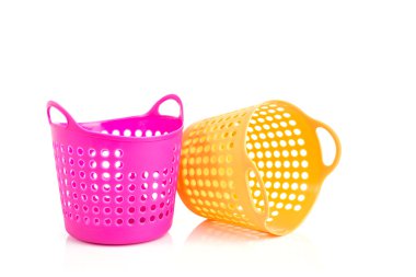 Beyaz izole küçük plastik sepet 