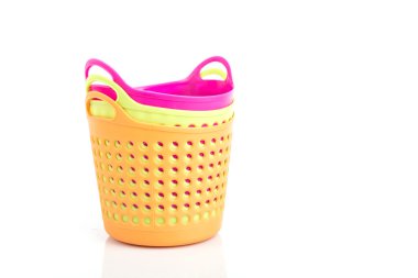 Beyaz izole küçük plastik sepet 