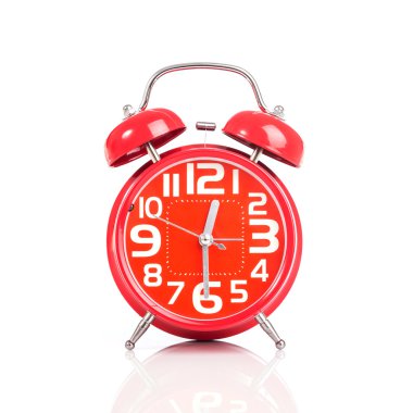 Beyaz arkaplanda kırmızı alarm saati izole edildi