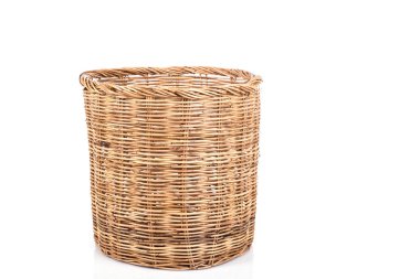 El yapımı rattan sepet beyaz arka plan üzerinde izole