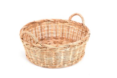 El yapımı rattan sepet beyaz arka plan üzerinde izole