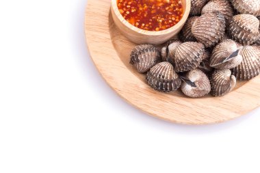 Haşlanmış kan cockle beyaz arka plan üzerinde izole sos ile