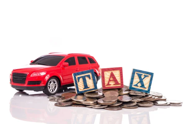 "TAX "scrivere in blocchi di alfabeto in legno colorato con auto modello rosso — Foto Stock