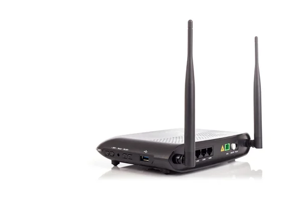 Router wireless nero isolato su sfondo bianco — Foto Stock