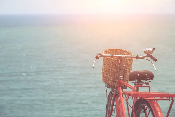 Vélo classique de style japonais rouge au point de vue océan — Photo