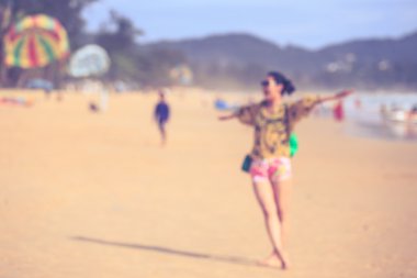 Görüntü bulanık. Sahilde insanlar. Retro ve vintage tarzı