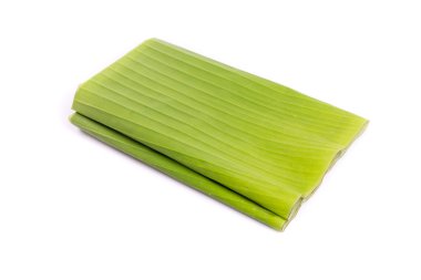 Taze yeşil muz yaprağı üzerinde beyaz izole 