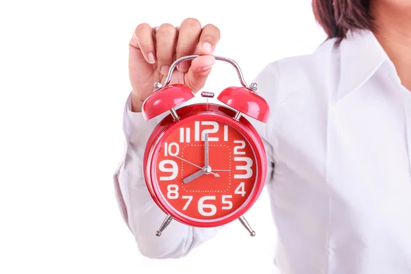 Mulher segurando despertador vermelho isolado no branco — Fotografia de Stock