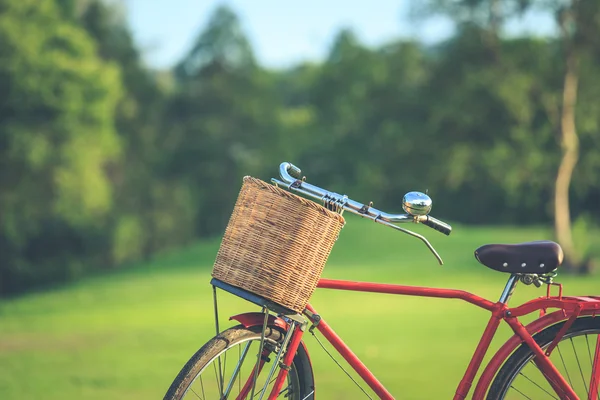 Kırmızı Japonya tarzı klasik Bisiklet Parkı — Stok fotoğraf