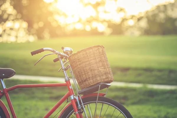 Rotes klassisches Fahrrad im japanischen Stil im Park — Stockfoto