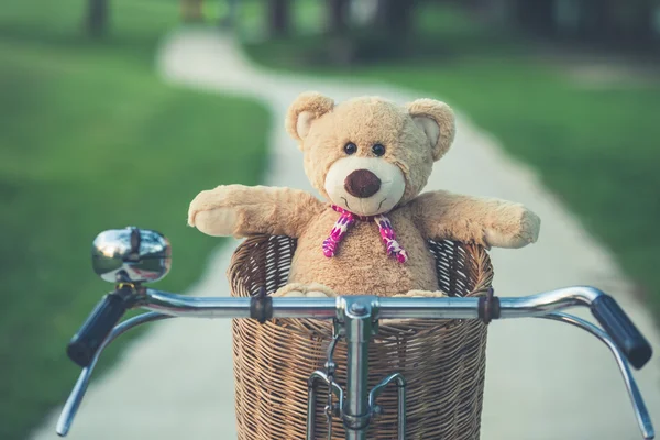 Bello orsacchiotto marrone in rattan cestino su bici vintage in gree — Foto Stock