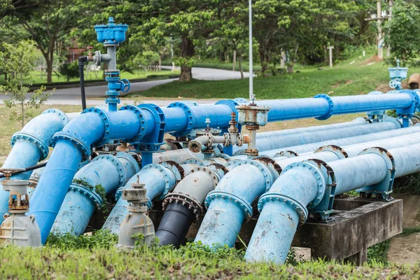 Tubo principal de color azul grande para el suministro de agua — Foto de Stock