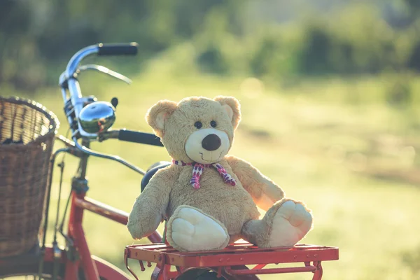 Mooie bruine teddybeer in rotan mand op vintage fiets in gree — Stockfoto