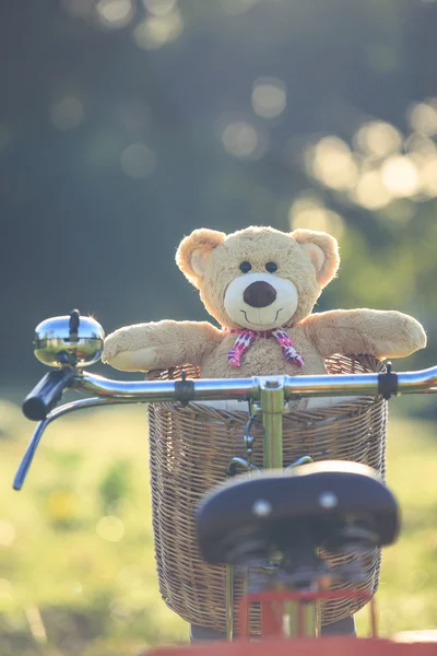 Bello orsacchiotto marrone in rattan cestino su bici vintage in gree — Foto Stock