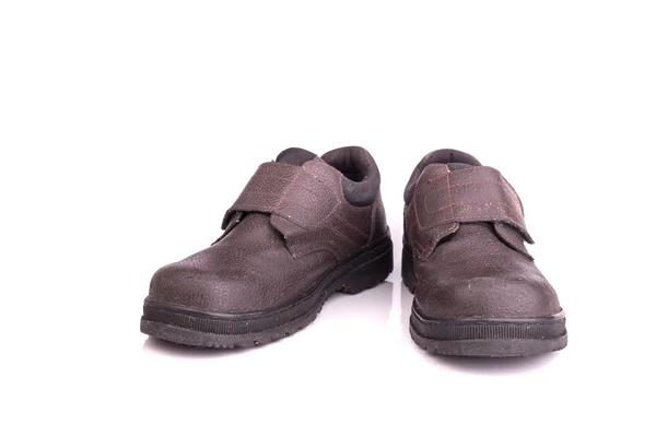 Sapato de segurança preto velho isolado no fundo branco Fotografia De Stock