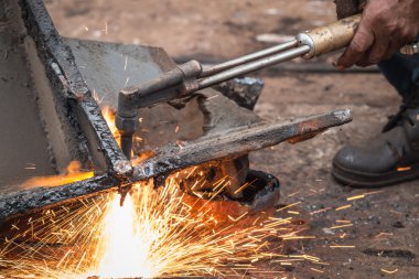 İşçi kesim çelik metal meşale kullanarak