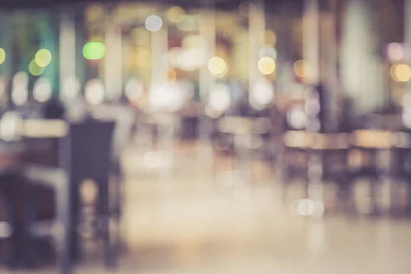 Imagen borrosa de la gente en la cafetería con bokeh, color vintage — Foto de Stock