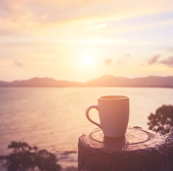 Φλιτζάνι καφέ στο ηλιοβασίλεμα ή sunrise beach σε το με αναλαμπή φακού. WA — Φωτογραφία Αρχείου