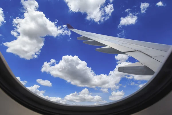 Άποψη του όμορφου νέφους και πτέρυγα του αεροπλάνου από το παράθυρο — Φωτογραφία Αρχείου