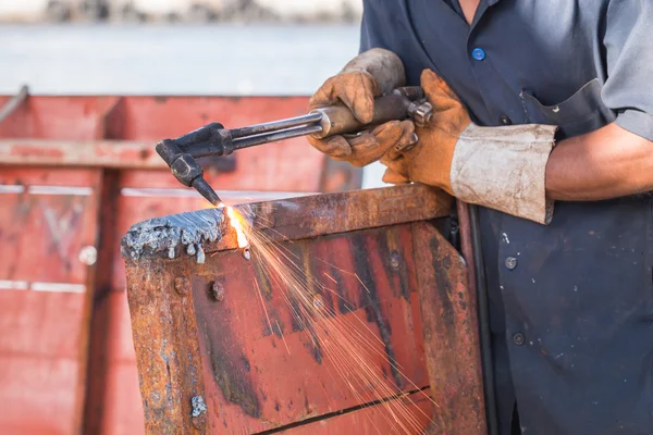 Worker cutting steel using metal torch — Stock Photo, Image