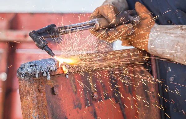 Trabajador de corte de acero utilizando la antorcha de metal — Foto de Stock