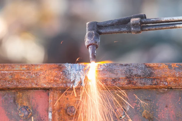 Arbetaren skärande stål med metall fackla — Stockfoto