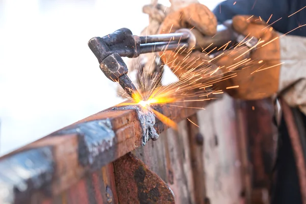 Trabajador de corte de acero utilizando la antorcha de metal —  Fotos de Stock