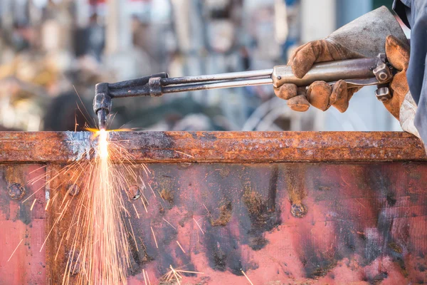 Worker cutting steel using metal torch — Stock Photo, Image