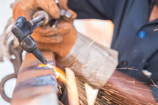 Worker cutting steel using metal torch — Stock Photo, Image