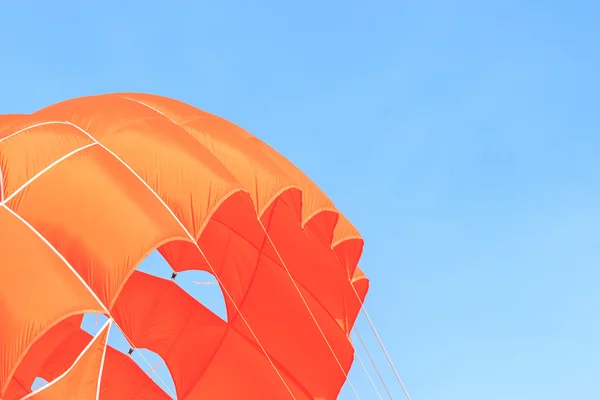 Parasailing, parasoll på himmel bakgrund — Stockfoto