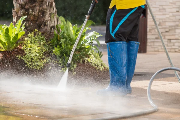 Close-up van Outdoor vloer reiniging met hoge druk waterstraal — Stockfoto