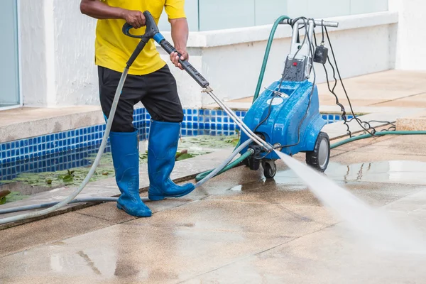 Közelről kültéri padló tisztítása nagynyomású vízsugárral — Stock Fotó