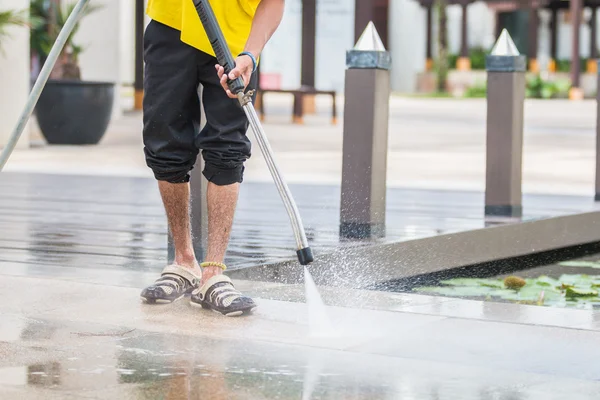 Close-up van Outdoor vloer reiniging met hoge druk waterstraal — Stockfoto