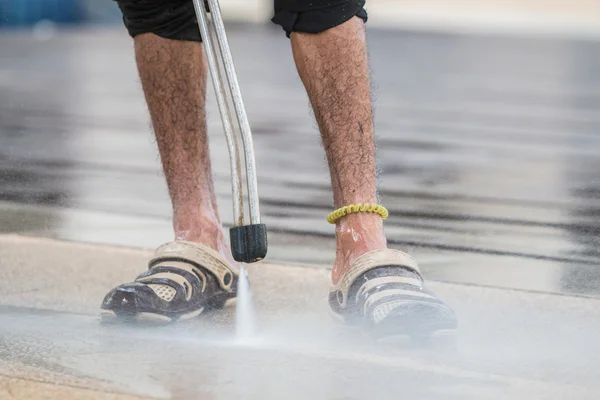 Close up Limpeza de piso ao ar livre com jato de água de alta pressão — Fotografia de Stock