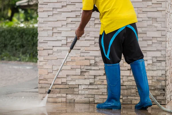 Primer plano Limpieza exterior del suelo con chorro de agua a alta presión —  Fotos de Stock