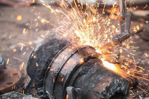 Arbetaren skärande stål med metall fackla — Stockfoto