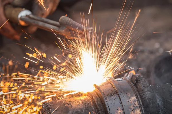 Arbetaren skärande stål med metall fackla — Stockfoto
