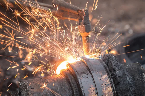 Arbetaren skärande stål med metall fackla — Stockfoto