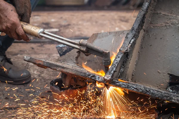 Arbetaren skärande stål med metall fackla — Stockfoto