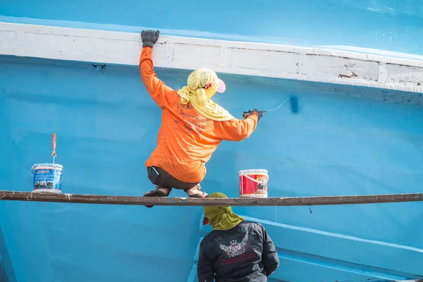 PHUKET, THAILAND - JUNE 4 : Unidentified women workers repairing — Stock Image PHUKET, THAILAND - JUNE 4 : Unidentified women workers repairing Stock Image