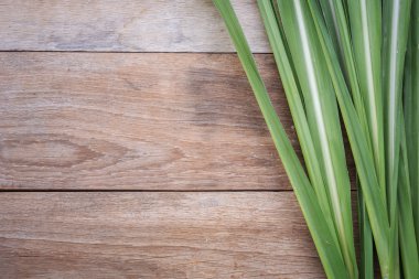 Ahşap zemin üzerine şeker ağacının yaprak yeşil