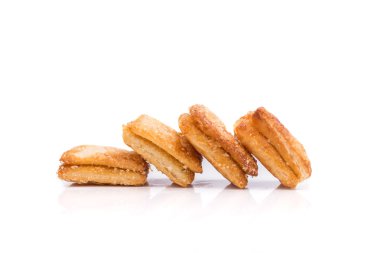 Beyaz arkaplanda izole edilmiş ananaslı turta