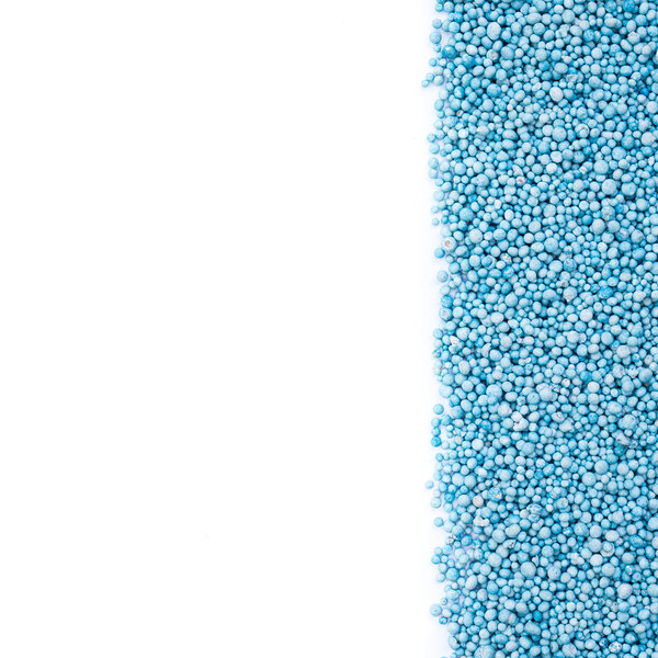 Вид сверху синий, удобрение изолированное на белом
 