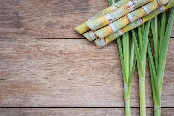 Top view fresh sugar cane and leaf on wooden — Stock Photo, Image