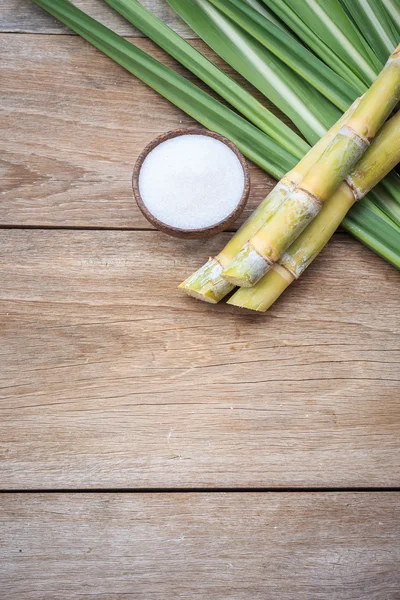 上面白い砂糖・ サトウキビ ・木製の葉 — ストック写真